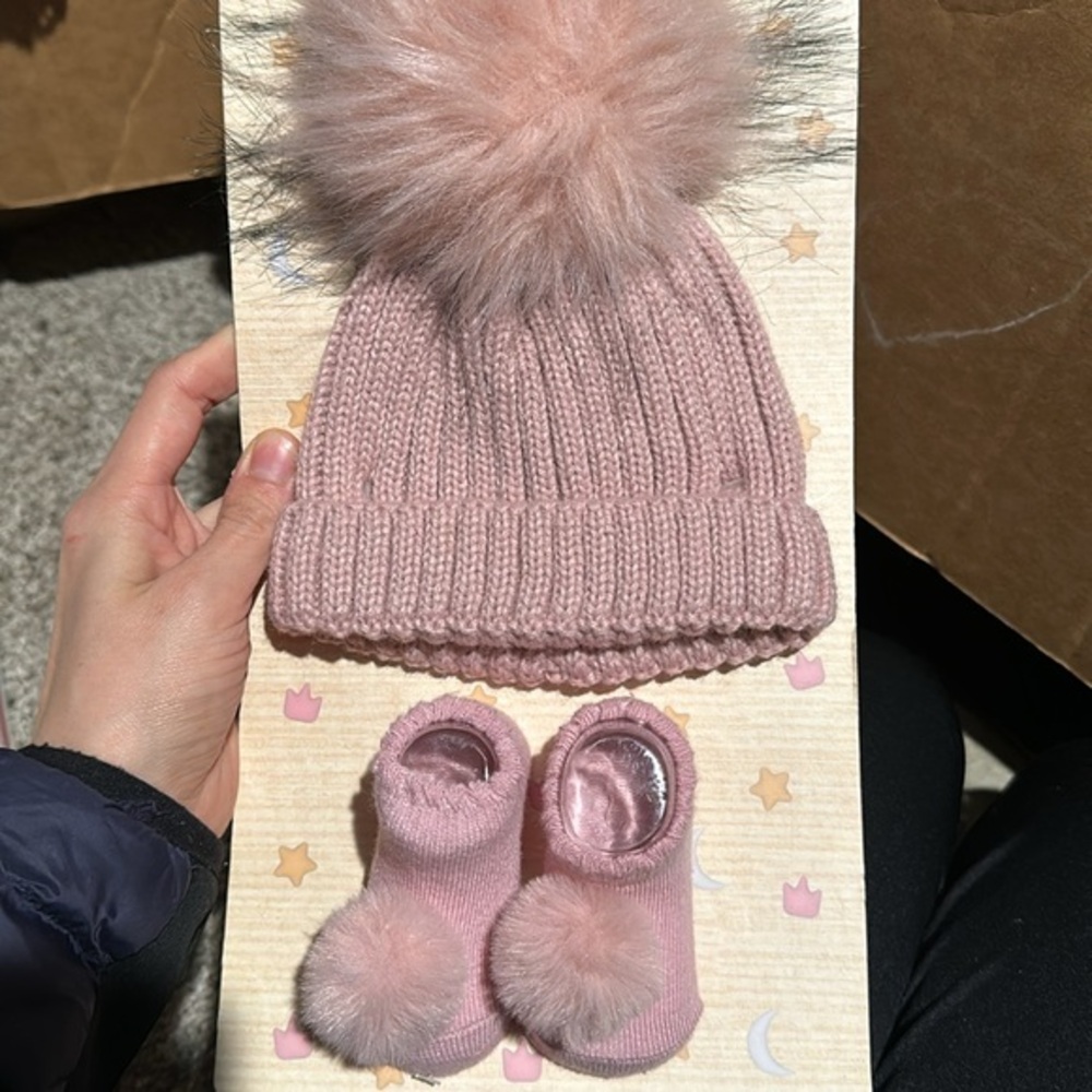 Hat and socks bundle size 0-12